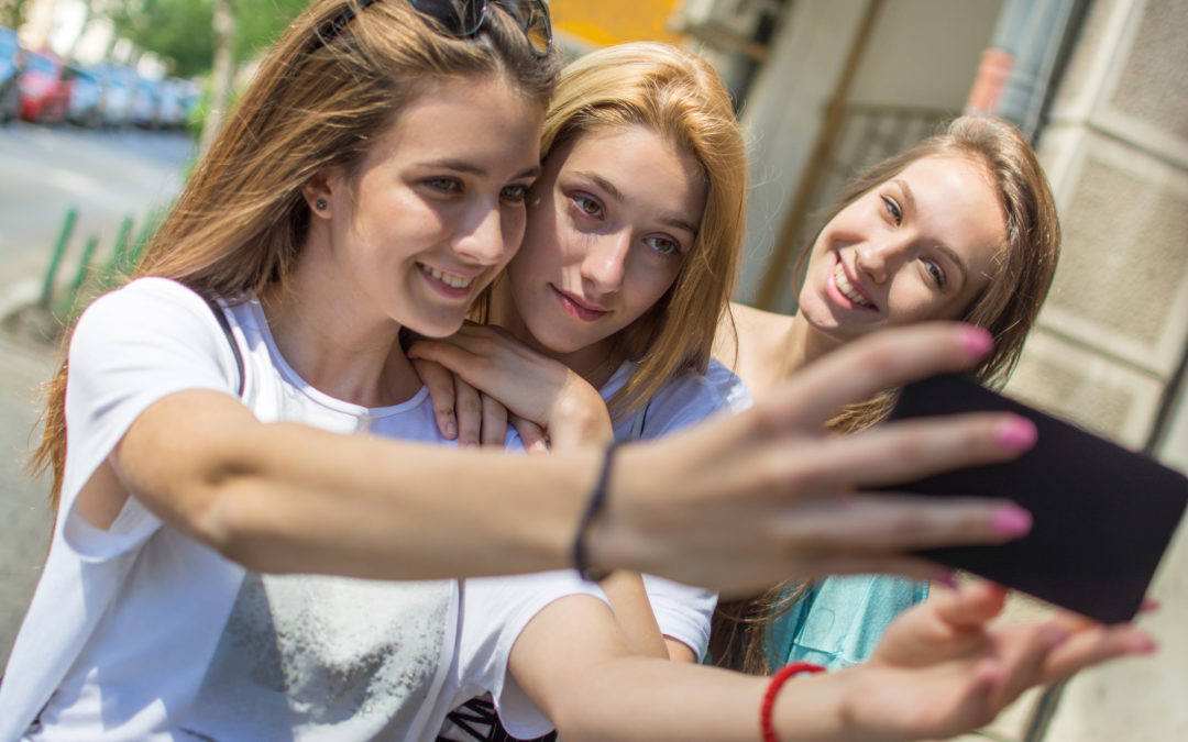 Adolescentes fazendo selfie